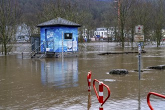 High water on the Ruhr, after days of heavy rainfall, the Ruhr is flooding, warning level 2 of 3,