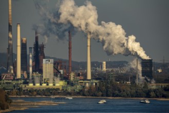 Rhine near Duisburg Bruckhausen, Thyssenkrupp Steel steelworks, blast furnaces, sintering plant,