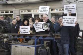 SPD parliamentary candidate Klaius Mindrup at a demonstration in Rykestraße against the decision of