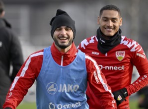 Deniz Undav VfB Stuttgart (26) (left) Enzo Millot VfB Stuttgart (08) (right) Warm-up training