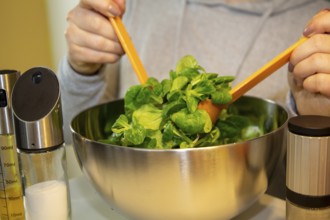 Vegan cooking: Preparation of lamb's lettuce