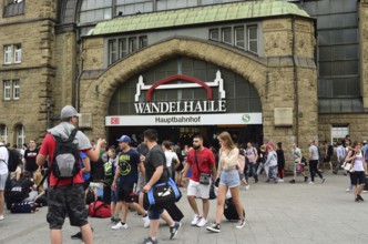 Europe, Germany, Hamburg, Central Station, Entrance Wandelhalle, Travellers, Europe