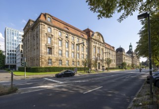 In front the building of the Düsseldorf Higher Regional Court, behind it the Düsseldorf District