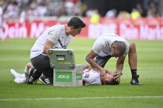 Angelo Stiller VfB Stuttgart (06) injured, injury, carer, club doctor Dr Raymond Best VfB Stuttgart