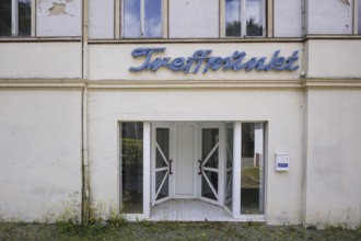 Symbolic photo on the subject of vacant shops in rural areas. The lettering 'Äô Treffpunkt 'Äô