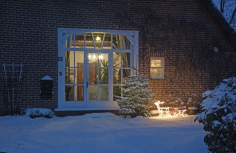 Europe Germany Lower Saxony Krs Stade, snow, thatched house in winter, Christmas time, view into