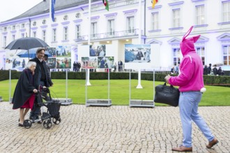 Margot Friedländer (Holocaust survivor) and a guest with a rabbit jumper at the Federal President's