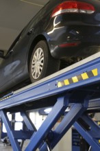 Repair workshop: Car on the lift