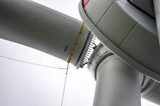 Erection of a wind turbine, wind energy plant, assembly of the third blade, with a crawler lattice