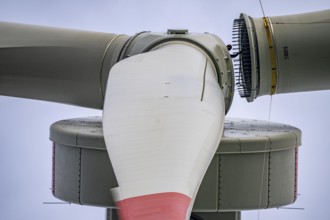 Erection of a wind turbine, wind energy plant, assembly of the third blade, with a crawler lattice