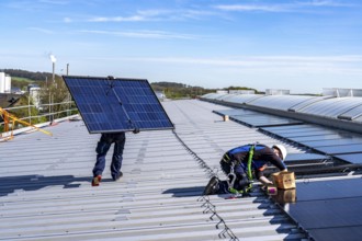 Installation of solar modules on the roof of a commercial enterprise, over 400 photovoltaic modules