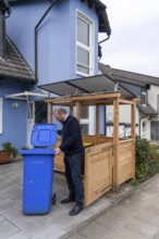 Detached house with various solar modules, in addition to solar panels on the roof of the house,