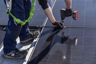 Installation of solar modules on the roof of a commercial enterprise, over 400 photovoltaic modules