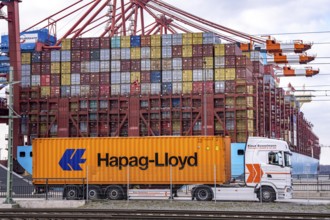 Port of Hamburg, Waltershofer Hafen, container ships, lorries bring and collect freight containers