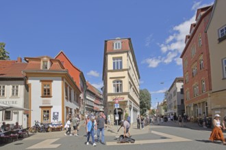 Pedestrian zone with Krämerbrücke and Rathausbrücke at Benediktsplatz, pedestrians, houses, narrow,