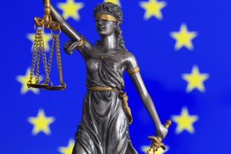 Symbolic image: Lady Justice in front of a European flag