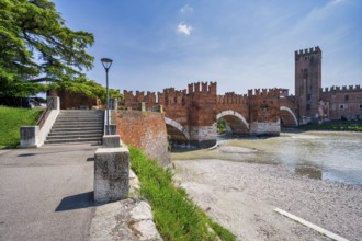 Adige in front of Castelvecchio and Ponte Scaligero, Veneto, Italy, Europe