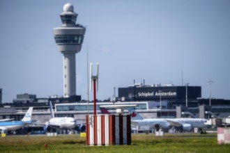 Amsterdam Shiphol Airport, AMS, Aalsmeerbaan, runway, radar to detect flocks of birds, on all 6