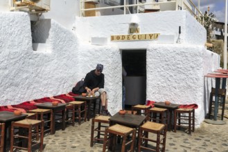 Tourist sitting at simple wooden tables outdoors, Bar La Bodeguiya, beach bar, Cabo de Gata Natural