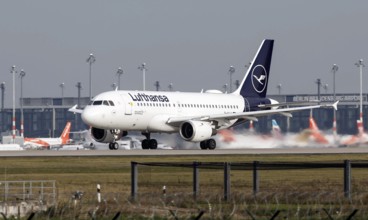 Take-off of a Lufthansa Airbus A319 at BER Berlin Brandenburg Airport, Schönefeld, 13 November 2020