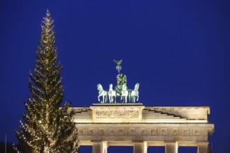 This year's Christmas tree is already almost fully decorated at the Brandenburg Gate, Berlin, 27