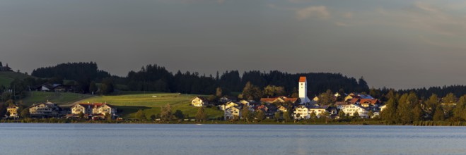 Lake Hopfensee, behind it Hopfen am See, near Füssen, Ostallgäu, Allgäu, Bavaria, Germany, Europe