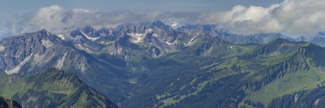 Mountain panorama from the Nebelhorn, 2224m, to the southwest to the Hammerspitzen, Kanzelwand,