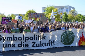 Pupils in front of the Federal Chancellery at the 14th Global Climate Strike by Fridays for Future,