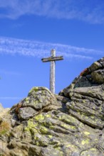 Viewpoint with old wooden cross, summit cross, at Obersee, behind Regelspitze, Staller Sattel,