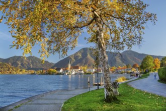 Malerwinkel view with waterfront of the village, parish church St. Laurentius and Wallberg 1722m in