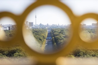 Marathon runners at the starting point, photographed through the railing of the Victory Column, at