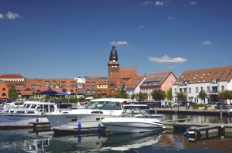 Europe, Germany, Mecklenburg-Western Pomerania, Waren an der Müritz, Binnenmüritz with marina, View