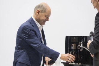 Olaf Scholz (Chancellor of the Federal Republic of Germany, SPD) takes an espresso from a Jura