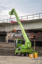 Work on the A40 motorway bridge, Schlachthofbrücke, the bridge piers for the new bridge are already