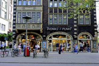 Germany, Hamburg, City, Mönckebergstraße, Boutique Thomas I Punkt, Passers-by on the move, Europe