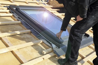 Installation and assembly of new roof windows as part of a roof covering