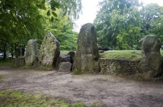 Wayland´s Smithy is an historic Neolithic chambered long barrow on the Ridgeway near Ashbury,