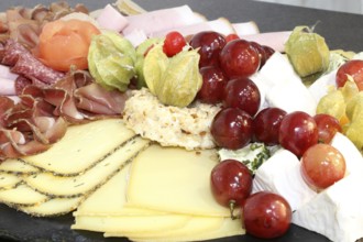 Party service: Cold platter with cheese, ham and grapes