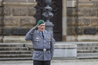 Public roll call of the Army Officers' School on Theatre Square: Bundeswehr honours and bids