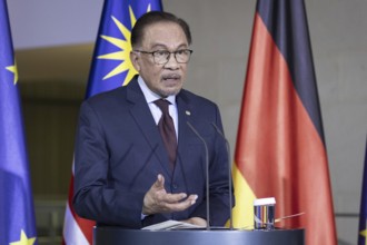 Federal Chancellor Olaf Scholz (SPD) with Anwar Ibrahim, Prime Minister of Malaysia, at a press