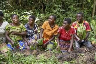 Pygmies of the Baka or BaAka people swear to hunt, hunting magic, net hunting, Dzanga-Sangha