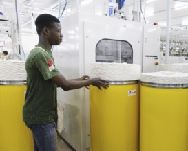 BENIN TEXTILE CORPORATION BENIN, Combing machine producing a combing band for spinning yarns. in a