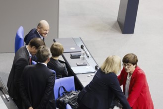 Olaf Scholz (SPD), Federal Chancellor, on the government bench, Nancy Faeser (SPD), Federal