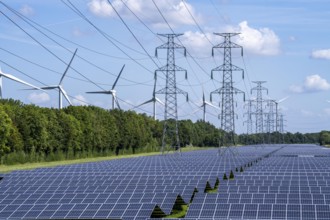 High-voltage power line route, the space underneath is used for a solar park over 5 km long, behind