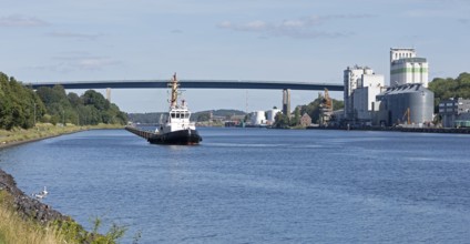 Tugboat, Holtenau Bridges, Kiel Canal, Holtenau, Kiel, Schleswig-Holstein, Germany, Europe