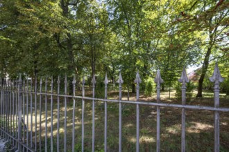 Old iron fence around the former site of the Lederer Kulturbrauerei, founded in 1468, Sielstr. 12,