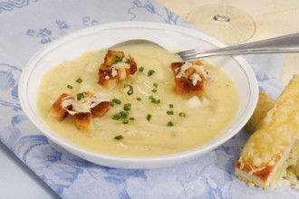 Baden cuisine, South German cuisine, Baden onion soup with crackers, croutons, pieces of bread