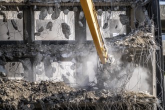 Construction site on Haroldstraße, demolition of a former office building, after complete gutting