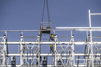 Construction of a high-bay warehouse, storage system for high space utilisation, in steel