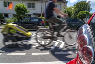 Bicycle road, cyclists have priority over car traffic, new cycle routes through Essen, here in the